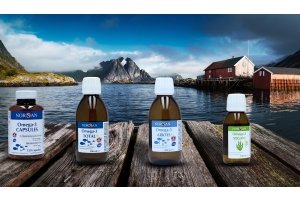 Norsan Omega-3 Nahrungsergänzungsmittel – Kapseln und flüssige Öle (Total, Arktis, Vegan) vor norwegischer Fjordlandschaft. Produktfoto für Meditech Europe.