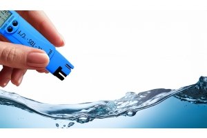 Hand mit digitalem TDS-Messgerät prüft Wasserqualität – TDS-Messung für reines Trinkwasser bei Meditech Europe