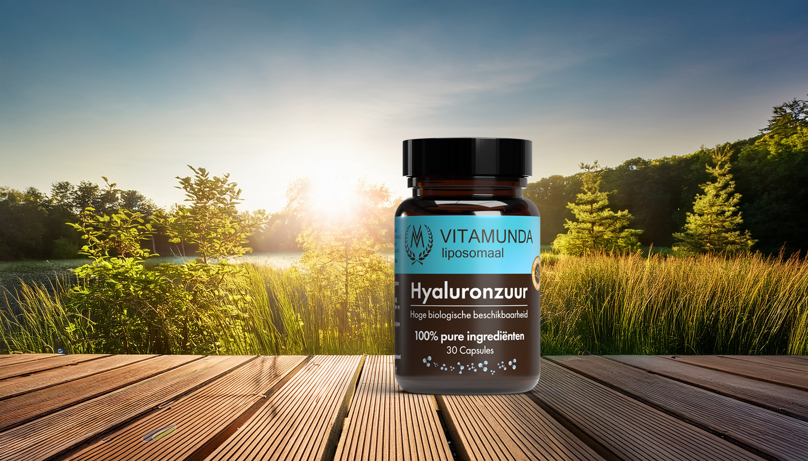 Vitamunda Liposomales Hyaluronsäure-Nahrungsergänzungsmittel auf einem Holzsteg bei Sonnenaufgang in einer natürlichen Landschaft – Produktfoto für den Meditech Europe Blog.