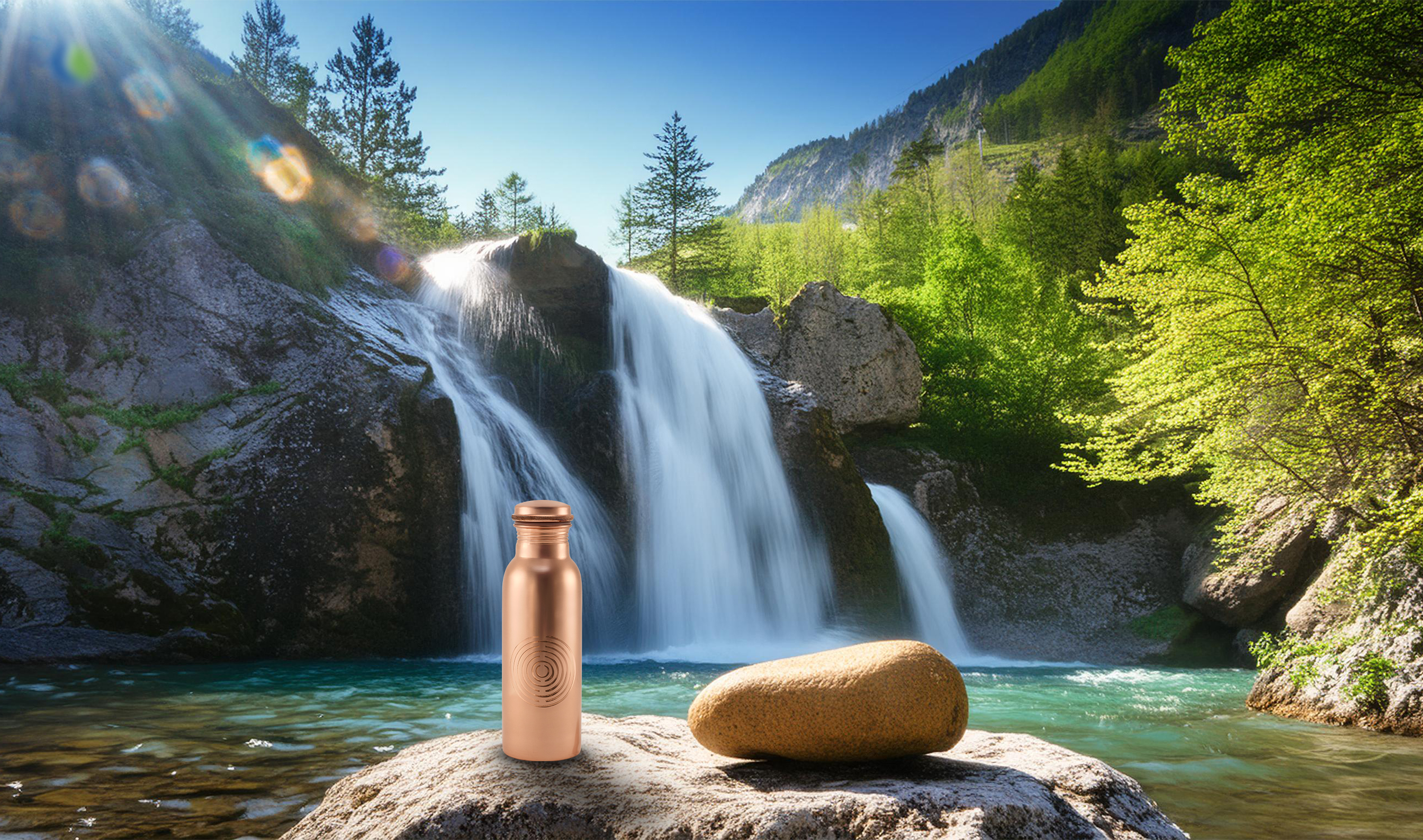 Kupferne Trinkflasche auf einem Felsen nahe einem klarblauen Wasserfall in einer grünen, bergigen Landschaft mit Sonnenstrahlen, die durch die Bäume scheinen.