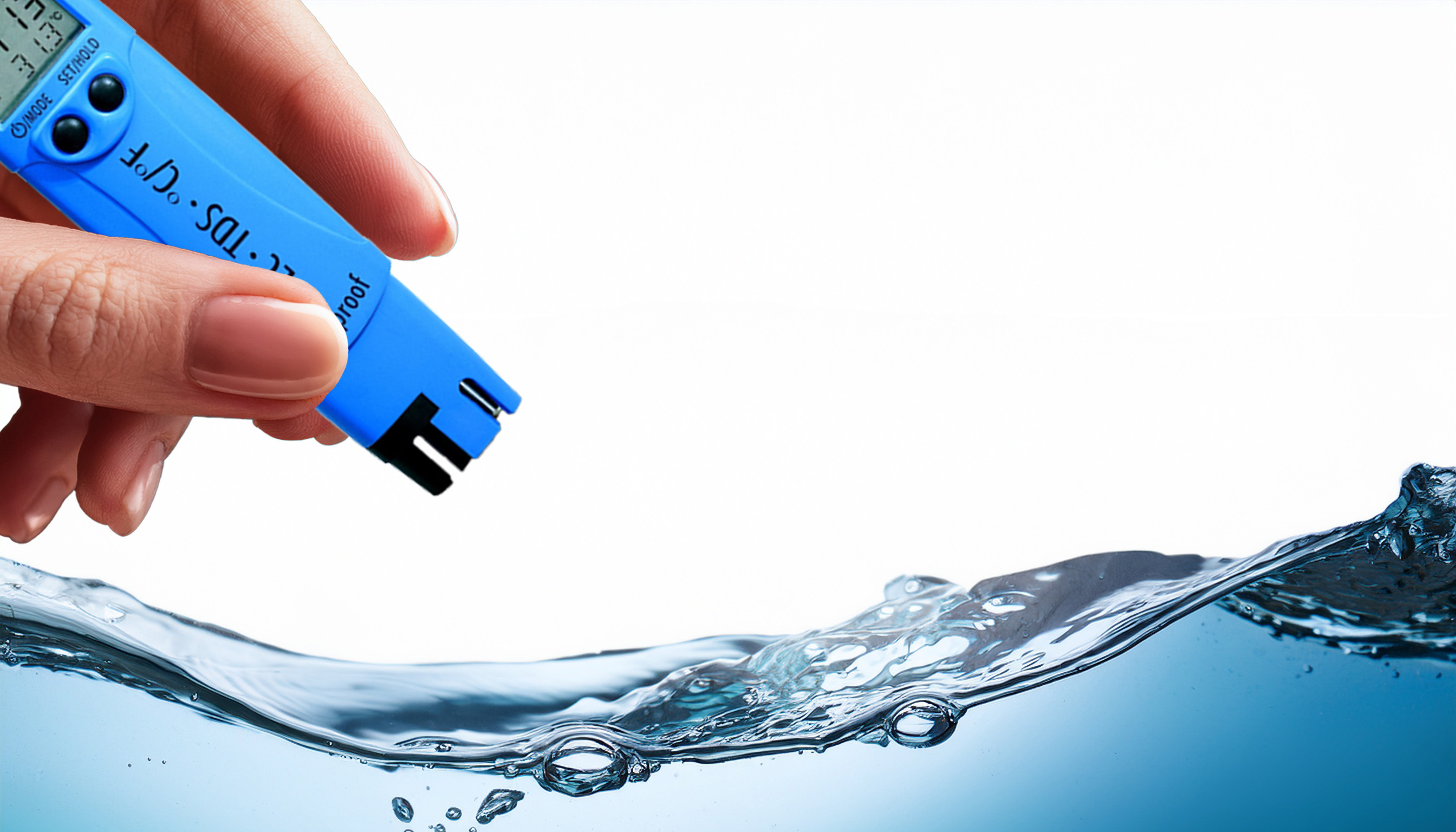 Hand mit digitalem TDS-Messgerät prüft Wasserqualität – TDS-Messung für reines Trinkwasser bei Meditech Europe